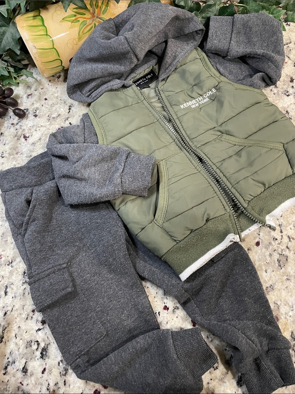 🔥 He’s a KENNETH COLE New York Designer Baby 2 PC Jogger Set  Green/Gray SZ 2T